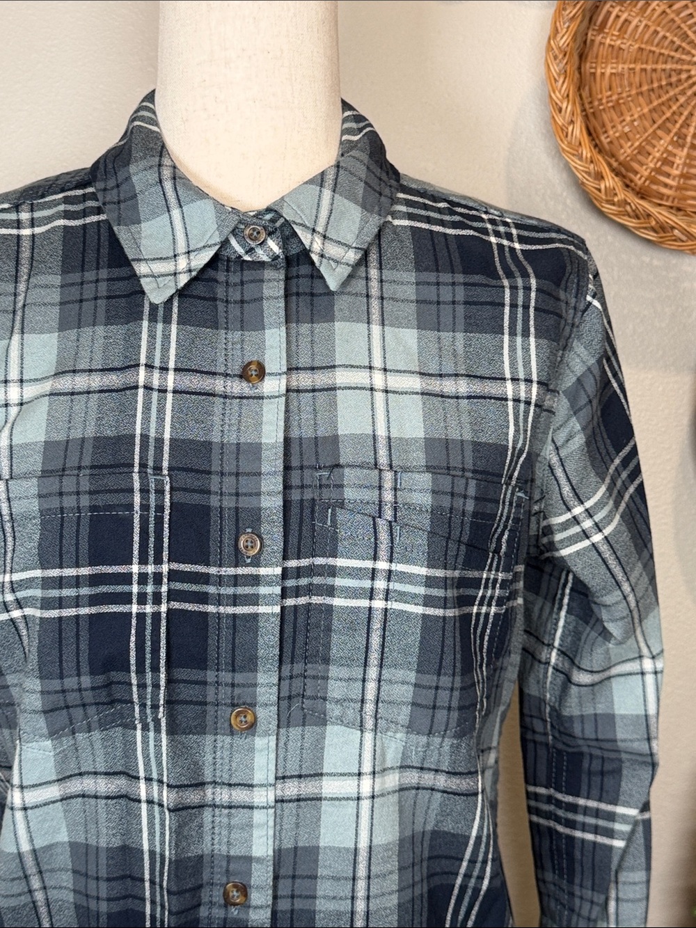 Women’s Carhartt Blue White Plaid Button Up Size Medium (8/10)